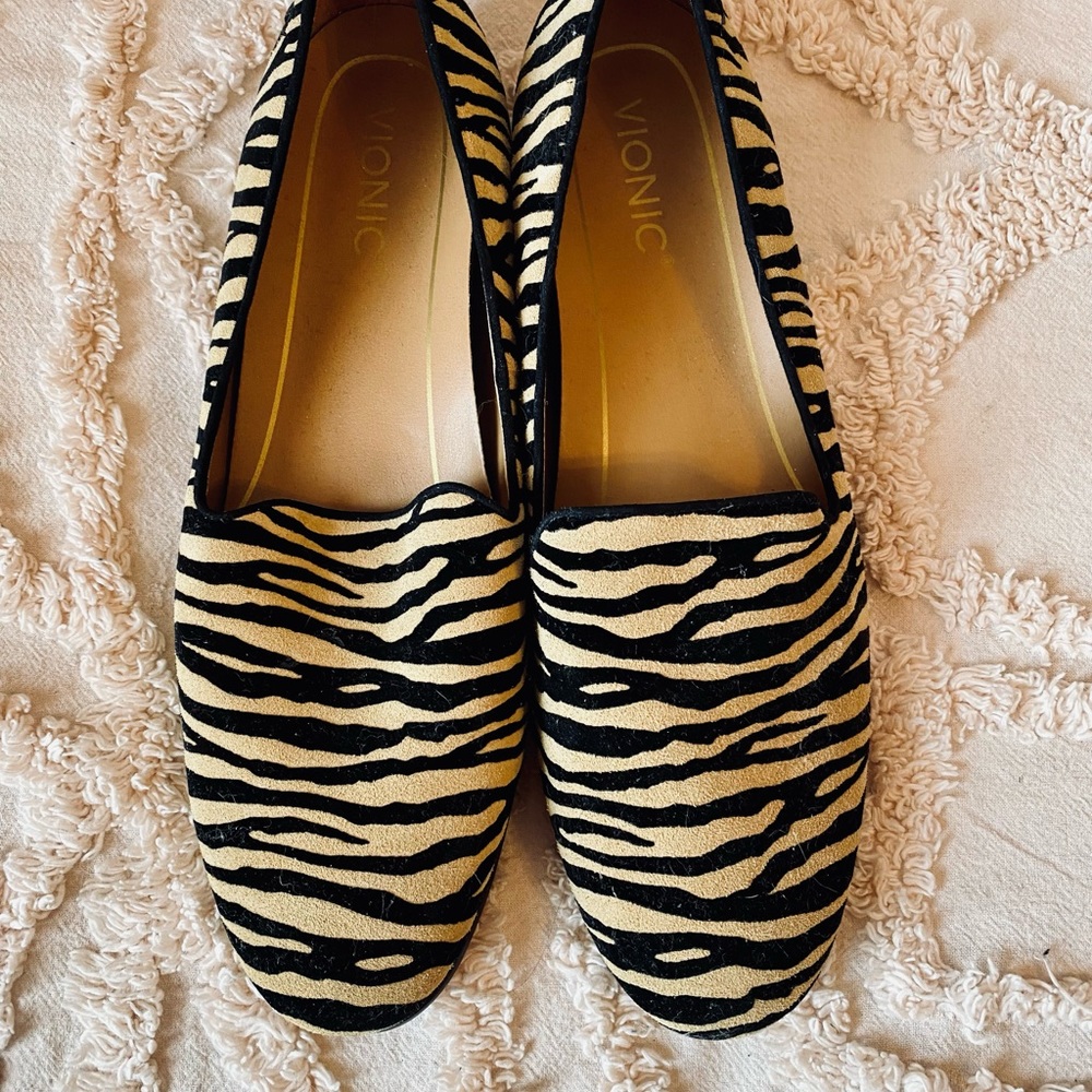 NEVER WORN VIONIC Tiger Print flats size 9.5